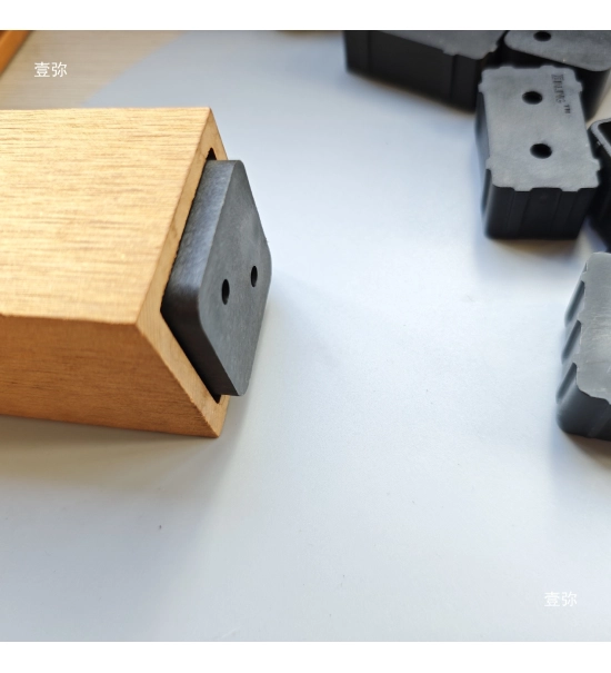 Montažni nosači od tvrde plastike za WPC drvene brisoleje (2 kom)